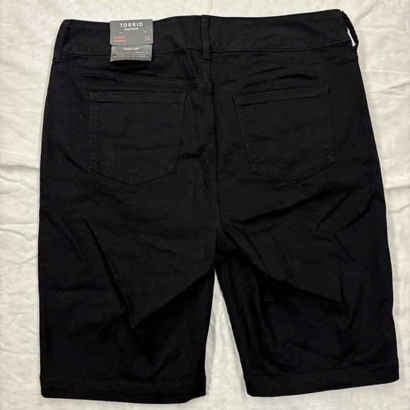 NEW Torrid Jeggings Stretch Shorts Black Womens Size 18 Denim 3 Button Jorts - Picture 4 of 9